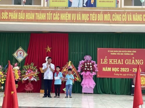 trao học bổng.jpg